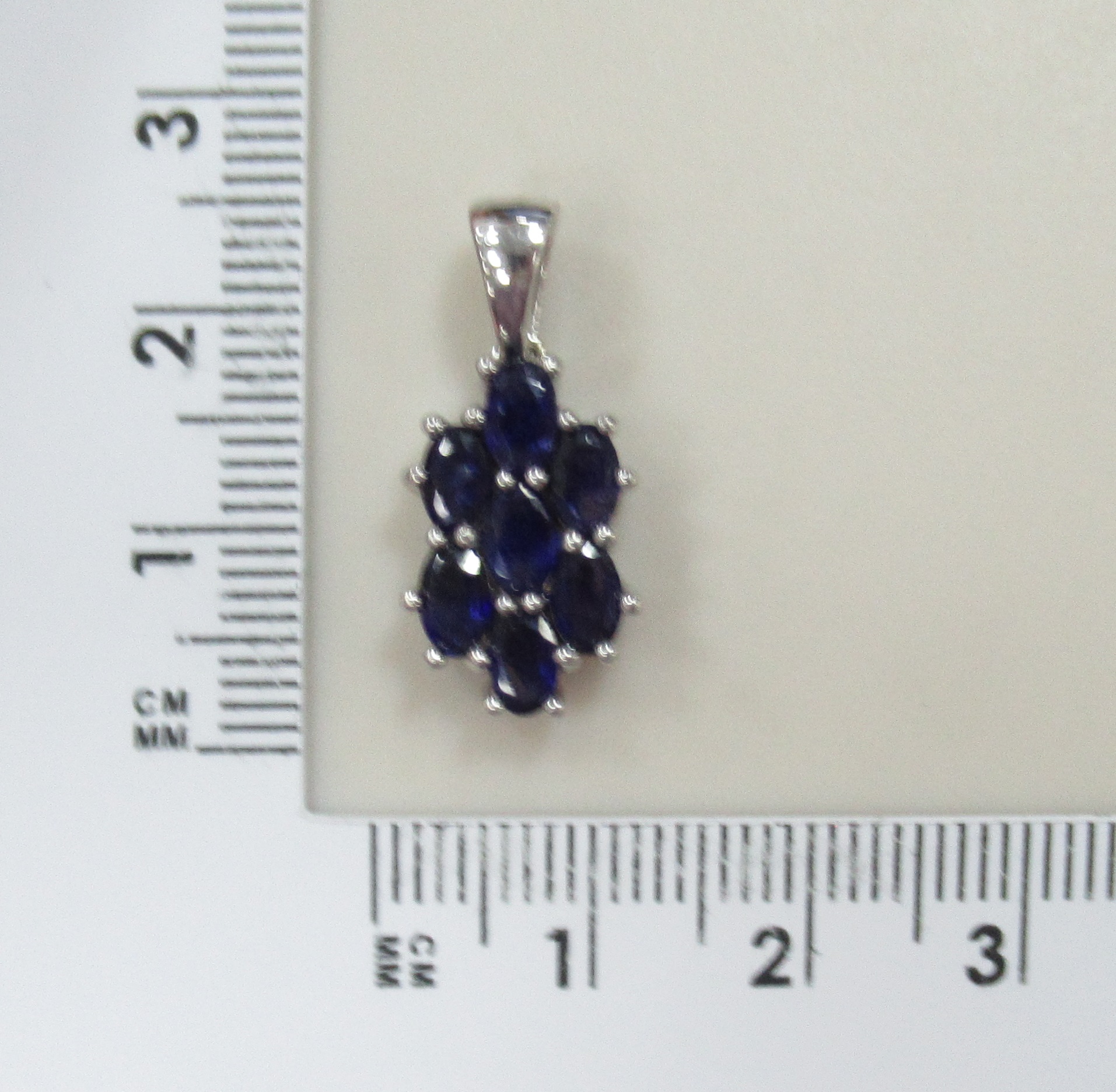 Серебряная подвеска с сапфирами